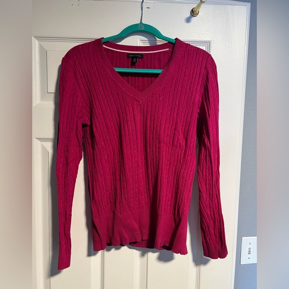 Tommy Hilfiger magenta v-neck sweater. Size Large. - Picture 1 of 9
